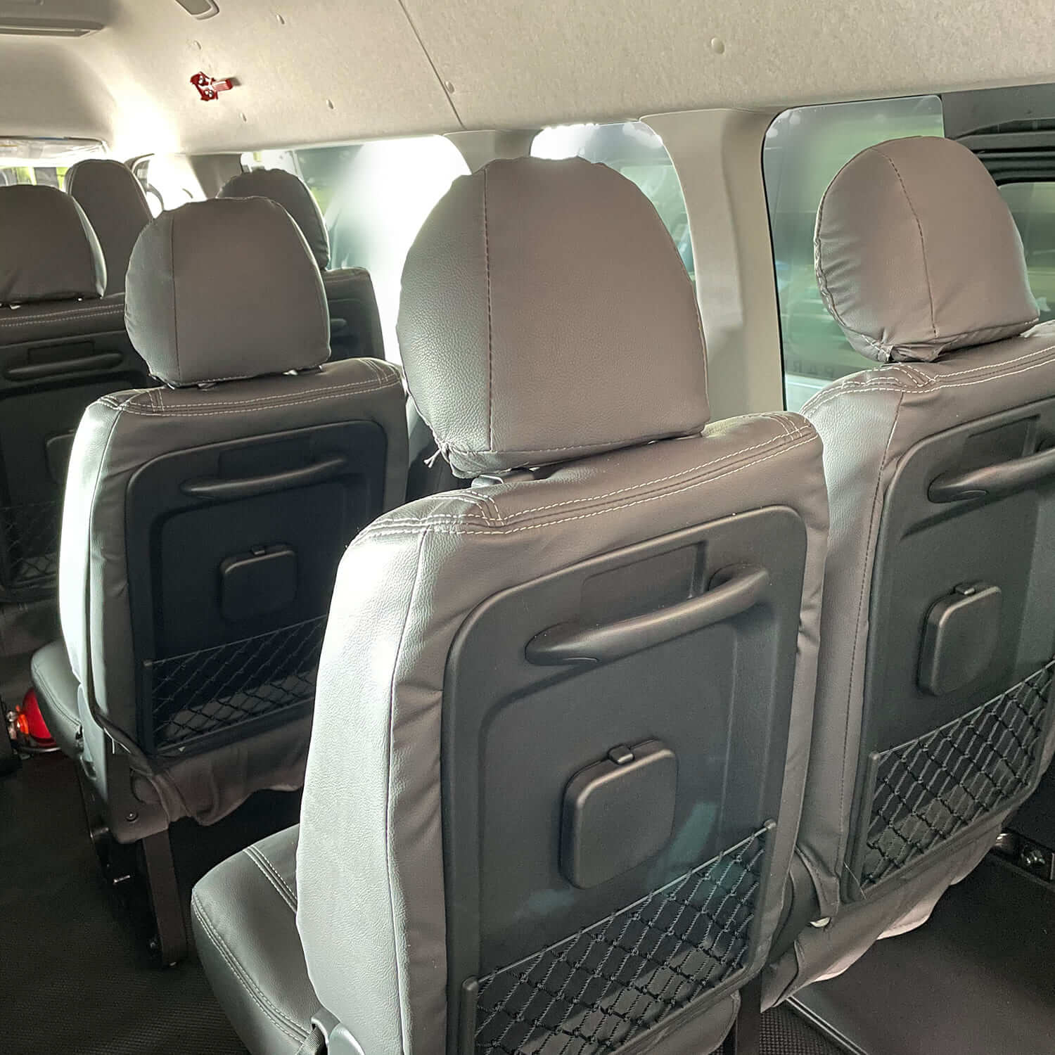 sewa bus pariwisata sewa bus antar jemput sewa bus karyawan rental bus charter bus carter bus HIACE COMMUTER 14 SEAT