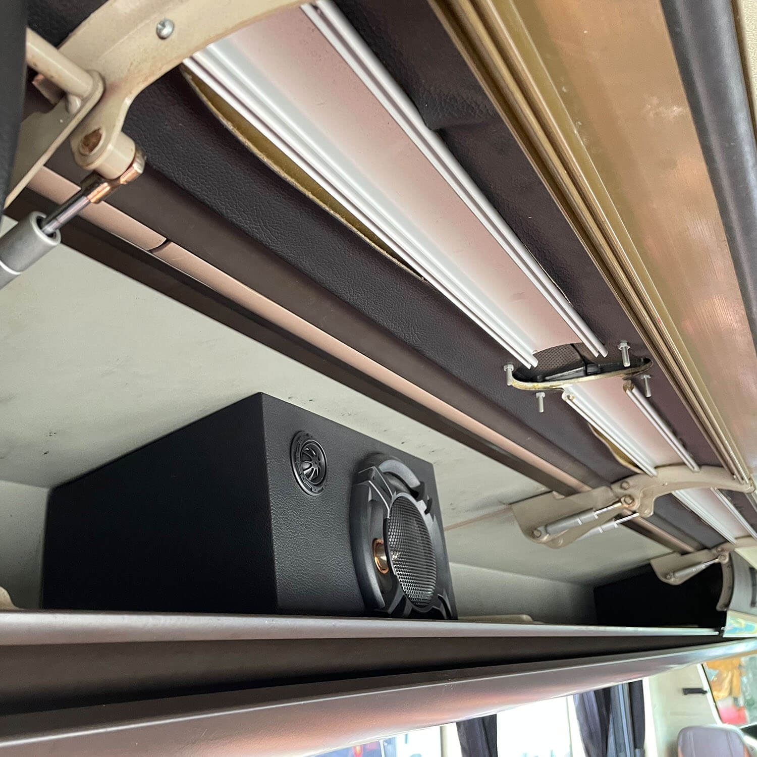 sewa bus pariwisata sewa bus antar jemput sewa bus karyawan rental bus charter bus carter bus